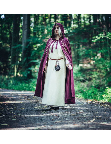 Capa medieval con bordados modelo...