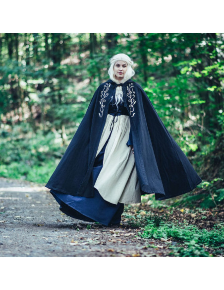 Capa medieval con bordados modelo...