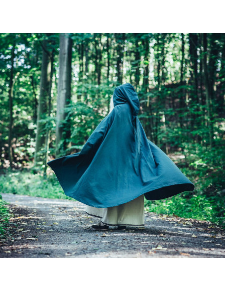 Capa medieval con bordados modelo...