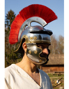 Casco clásico de legionario romano con penacho rojo