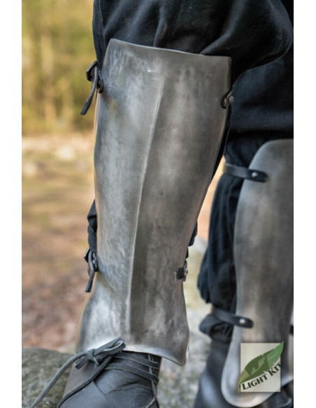 Söldner-Beinschienen aus poliertem Stahl
