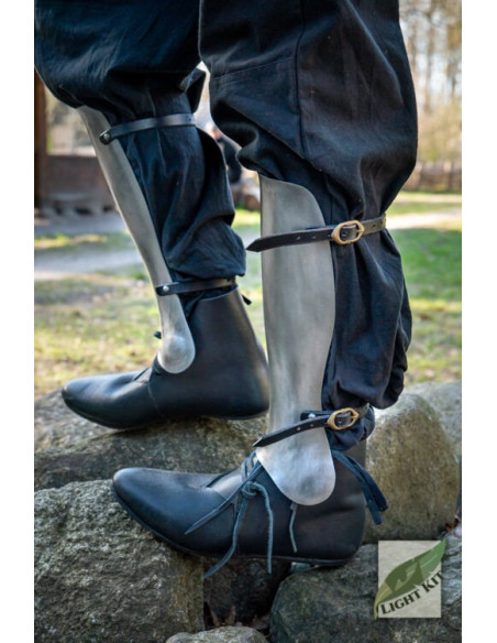 Söldner-Beinschienen aus poliertem Stahl