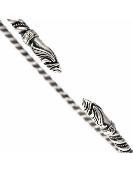 Torque vikingo con cabezas de cuervos