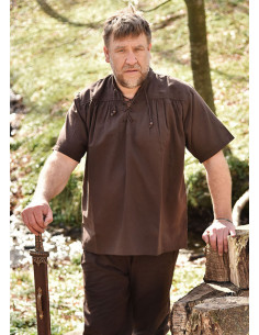 Mittelalterliches Sommerhemd mit kurzen Ärmeln, braun