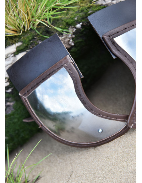 Et par kindbeskyttere til hjelme