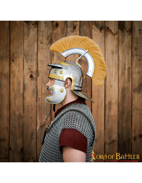 Casco de centurión romano con penacho...