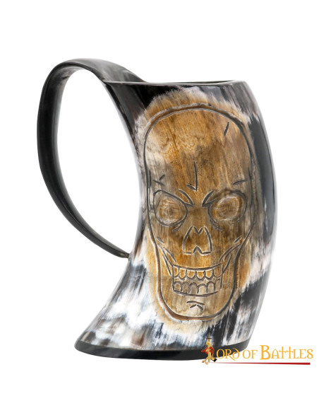 Jarra de cerveza vikinga con calavera...