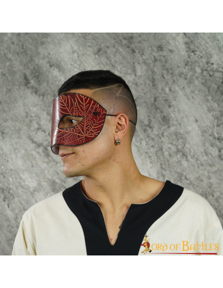 Antifaz rojo en piel con motivos de... Antifaz rojo en piel con motivos de...