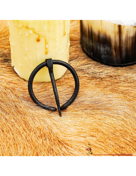 Middeleeuwse cape fibula in smeedijzer