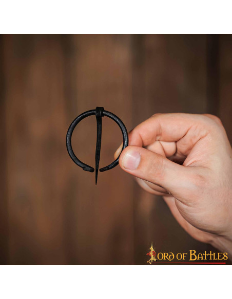 Middeleeuwse cape fibula in smeedijzer