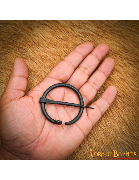 Middelalderlig cape fibula i smedejern