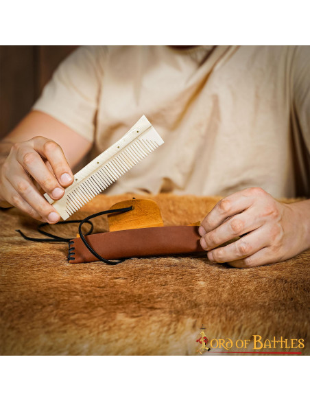 Peine medieval en hueso con funda...