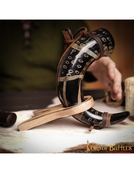 Drinkhoorn met leren koord