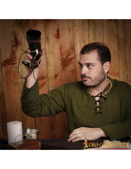 Drinkhoorn met leren koord