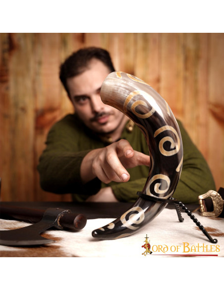 Trinkhorn mit verkohlten Spiraldesigns