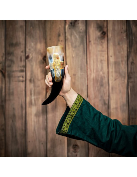 Vikingehorn med indgraveret kors,...