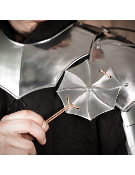 Middelalderlige skulderpuder med spænde