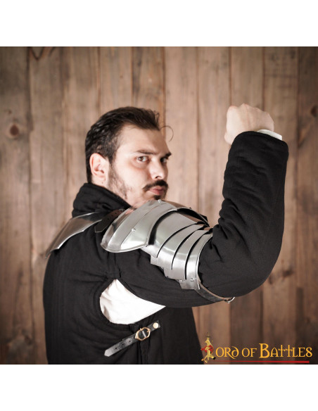 Middelalderlige skulderpuder med spænde