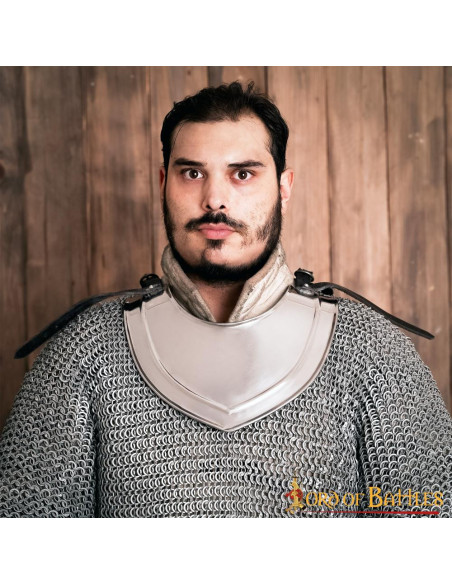 Eenvoudige middeleeuwse gorget in...