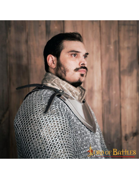 Eenvoudige middeleeuwse gorget in...