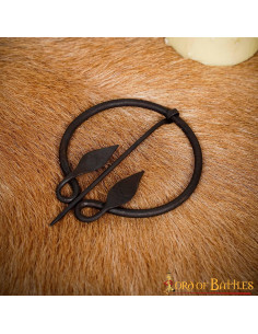 Broche de capa medieval con extremos en forma de hoja