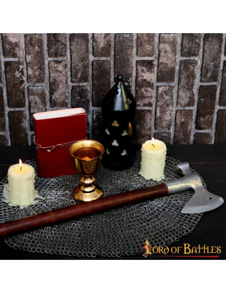 Hacha medieval con cabeza de martillo