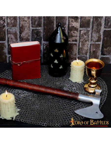 Hacha medieval con cabeza de martillo