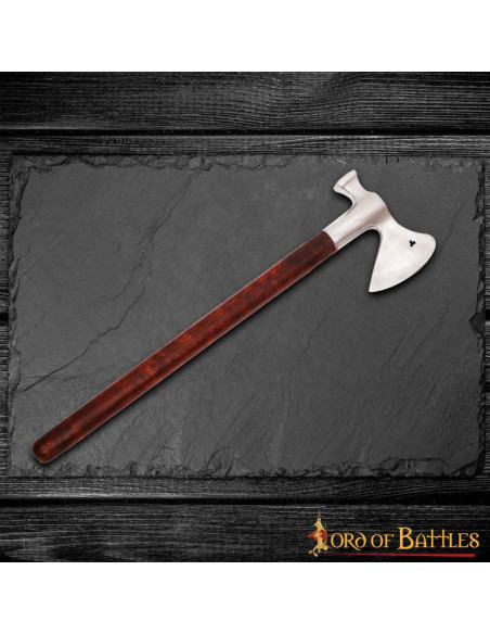 Hacha medieval con cabeza de martillo