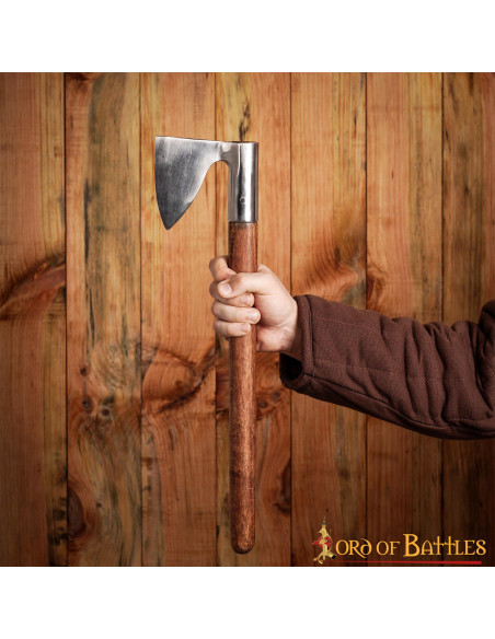 Oorlogsbijl XIV eeuw met stalen kop