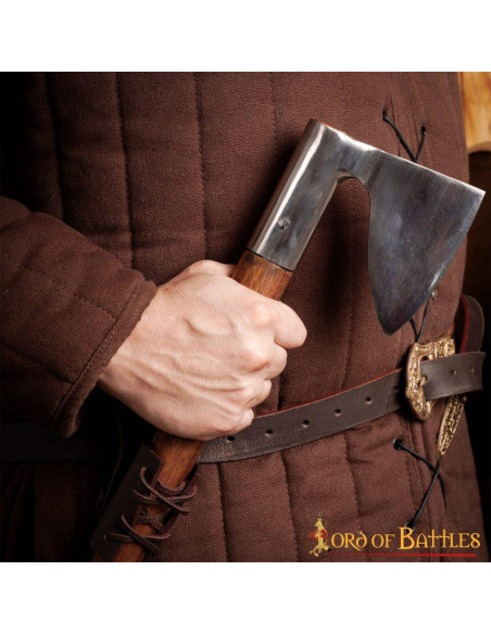 Krigsøkse XIV århundrede med stålhoved