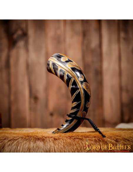 Vikingehorn med indgraverede designs...