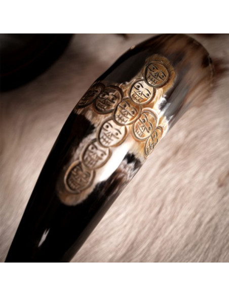 Viking drinkhoorn kruis schedel ontwerp