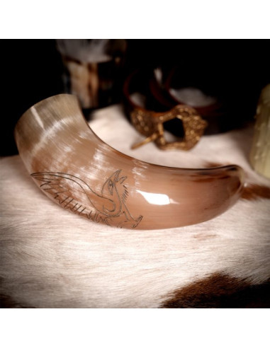 Wikinger-Trinkhorn mit Falken-Design