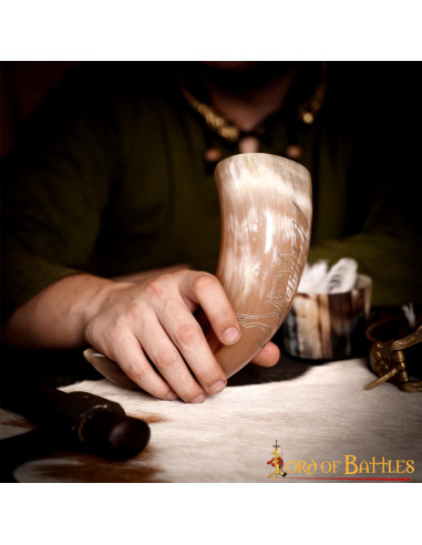 Wikinger-Trinkhorn mit Falken-Design