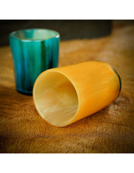 Sæt med 3 farverige shotglas af oksehorn