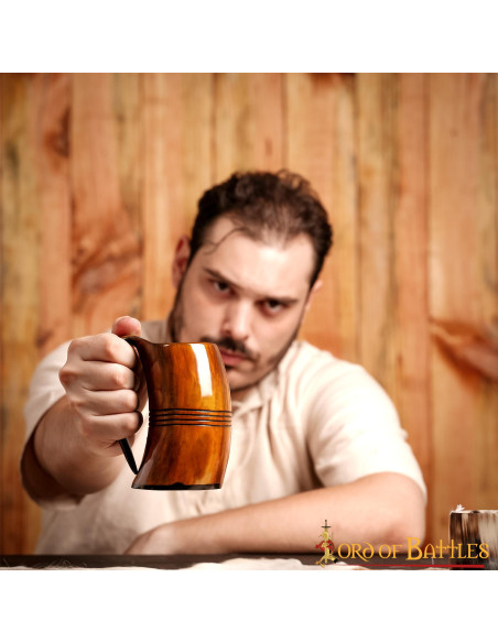 Viking mok in ossenhoorn voor bier