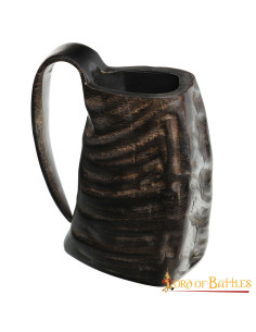 Mittelalterlicher Bierkrug mit authentischem Horn