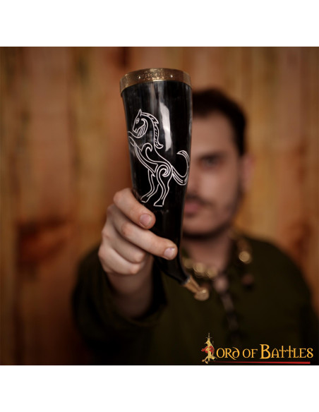 Vikingehornet hingst på oksehorn