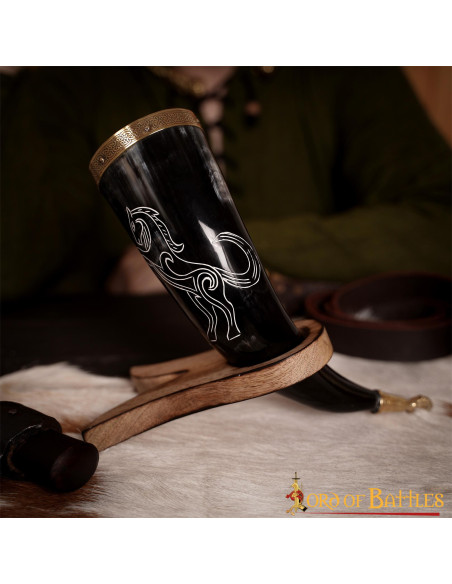 Vikingehornet hingst på oksehorn