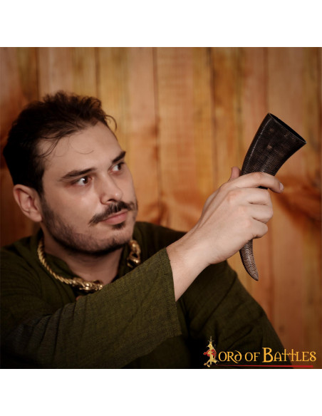 Cuerno vikingo para beber con escamas...
