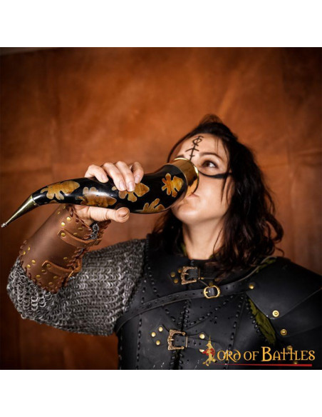 Drinkhoorn met verkoolde vlekjes en...