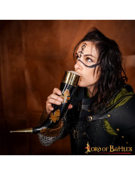 Cuerno para beber con motas...