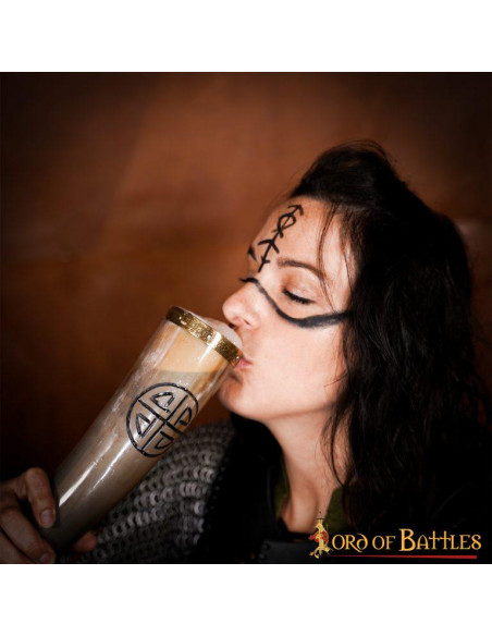 Cuerno para beber con nudo celta