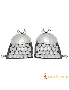 Skulderpuder i middelalderstål med vægt