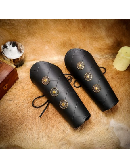 Schwarze mittelalterliche Armbänder...