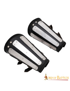 Brazaletes de cuero con protecciones de metal, S. XIV 2