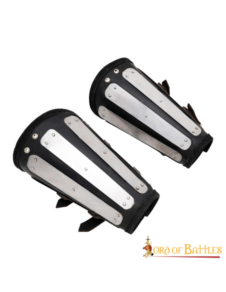 Brazaletes de cuero con protecciones...