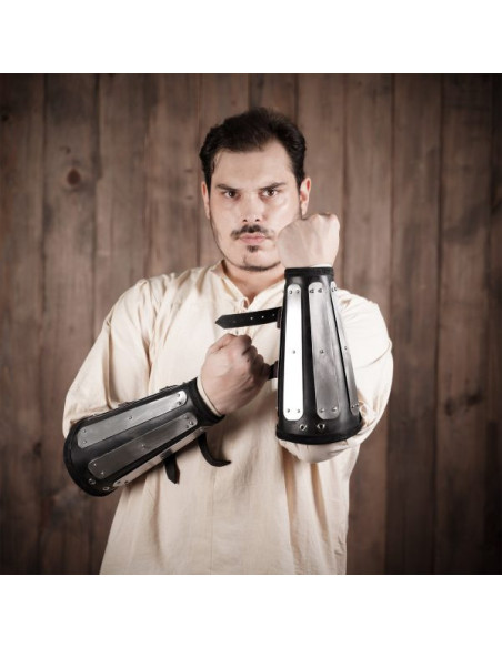 Brazaletes de cuero con protecciones...