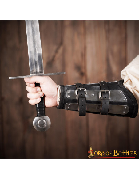 Brazaletes de cuero con protecciones...