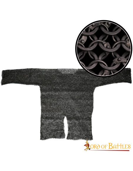 Vernietetes, geschwärztes Kettenhemd...